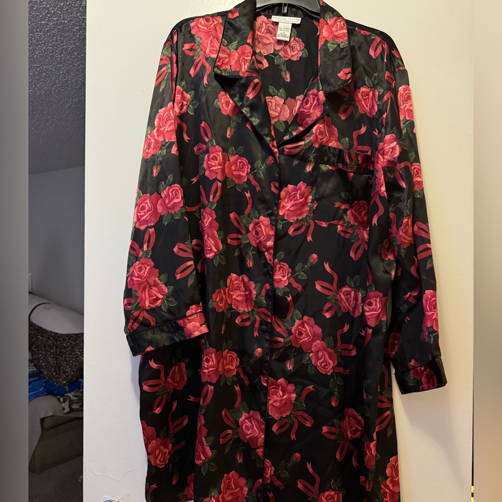 Morgan Taylor Black and Pink Floral Satin Robe